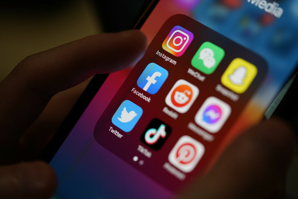 How to add social media to Shopify